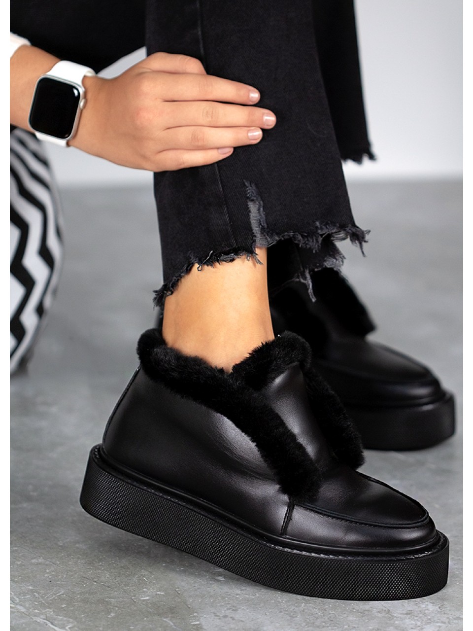 Жіночі шкіряні короткі черевики (хутро) чорного кольору 34901