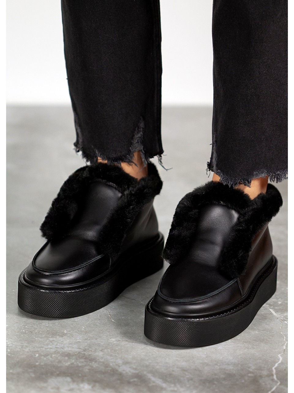Жіночі шкіряні короткі черевики (хутро) чорного кольору 34901