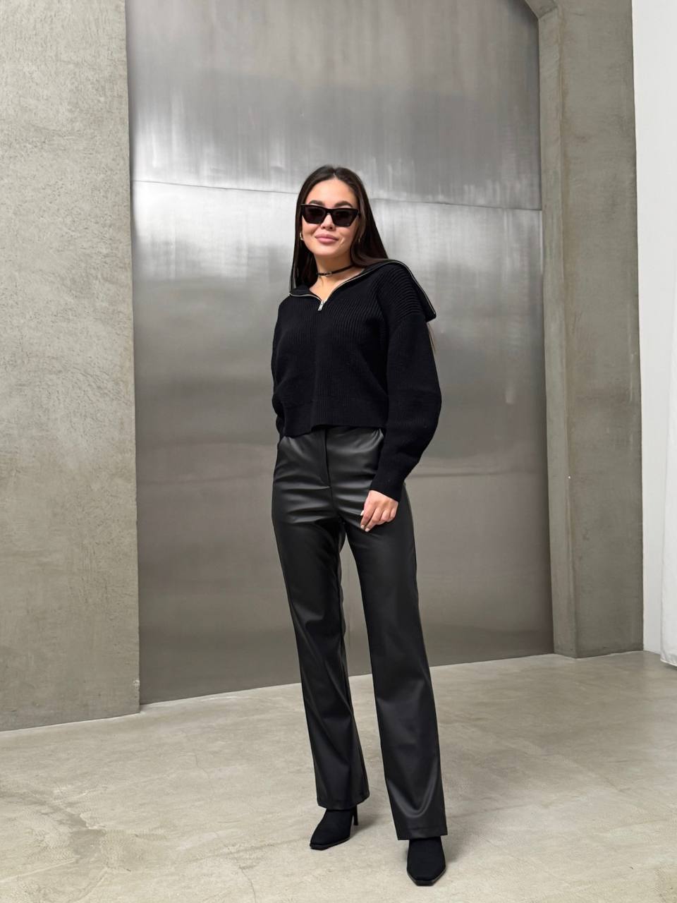 Женские кожаные штаны клеш на флисе черного цвета  35142