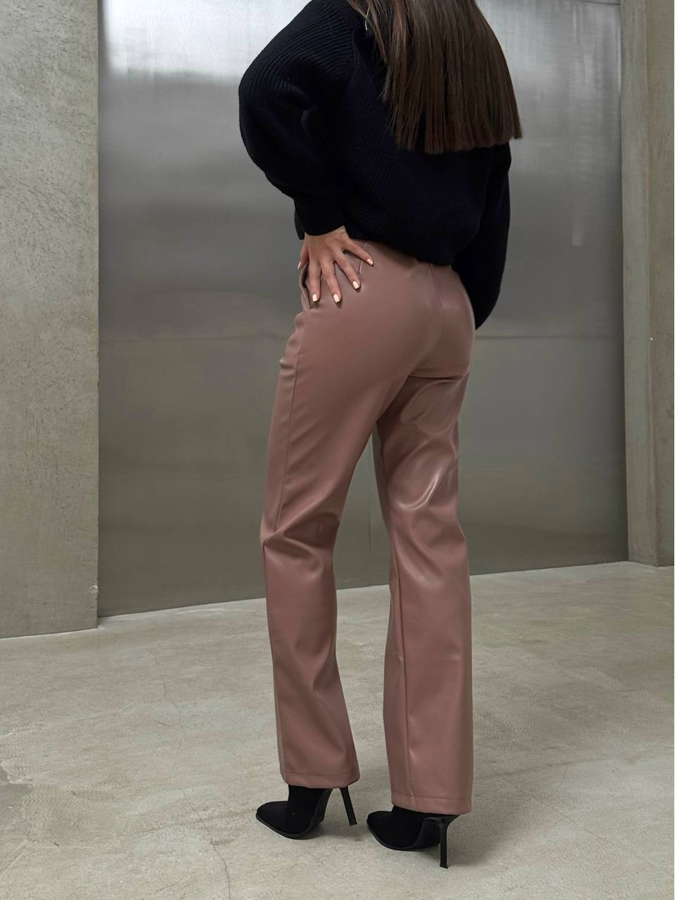 Жіночі шкірянi штани кльош на флiсi кавового кольору 35143