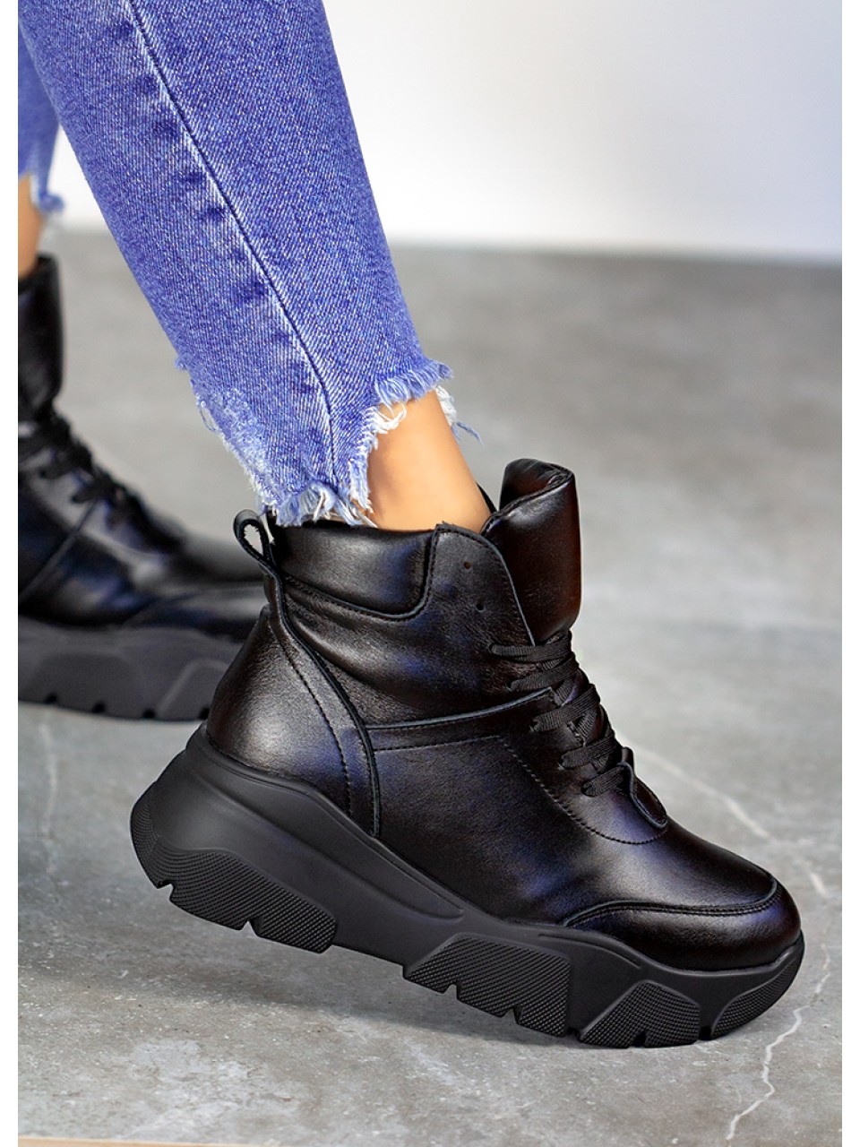 Жіночі шкіряні спортивні черевики (хутро) чорного кольору 35109