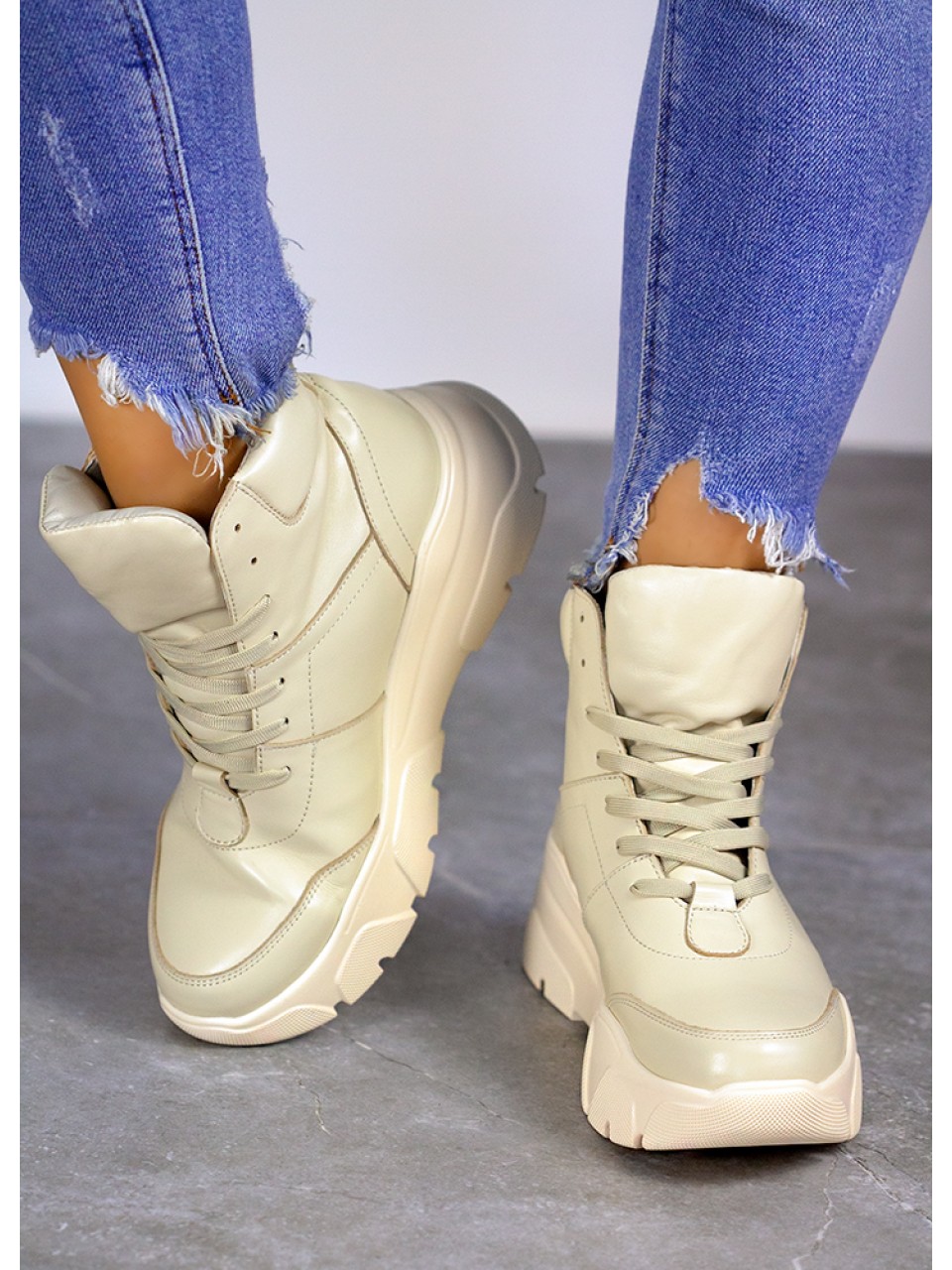 Женские кожаные спортивные ботинки (байка) бежевого цвета 35111