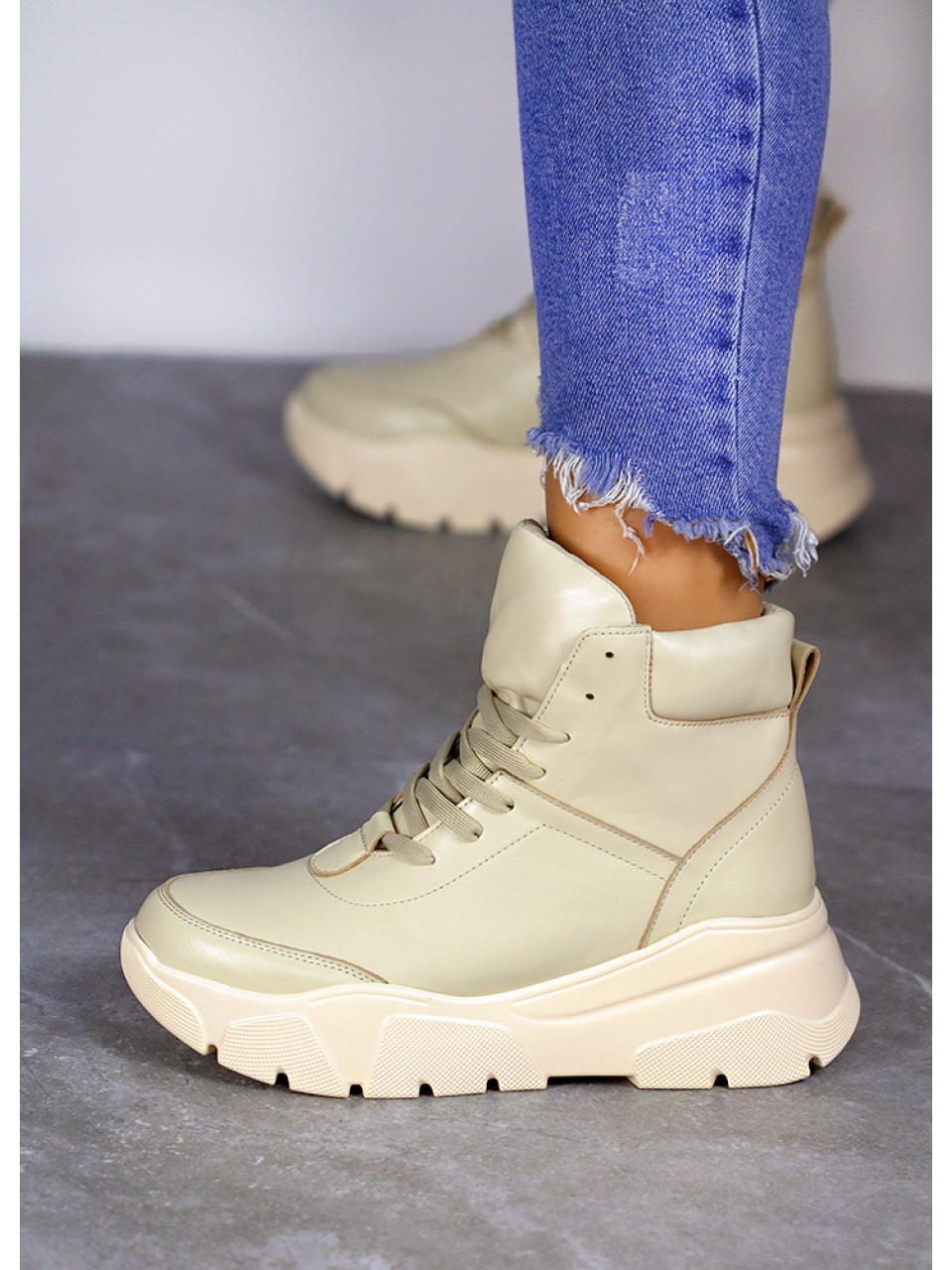 Женские кожаные спортивные ботинки (байка) бежевого цвета 35111