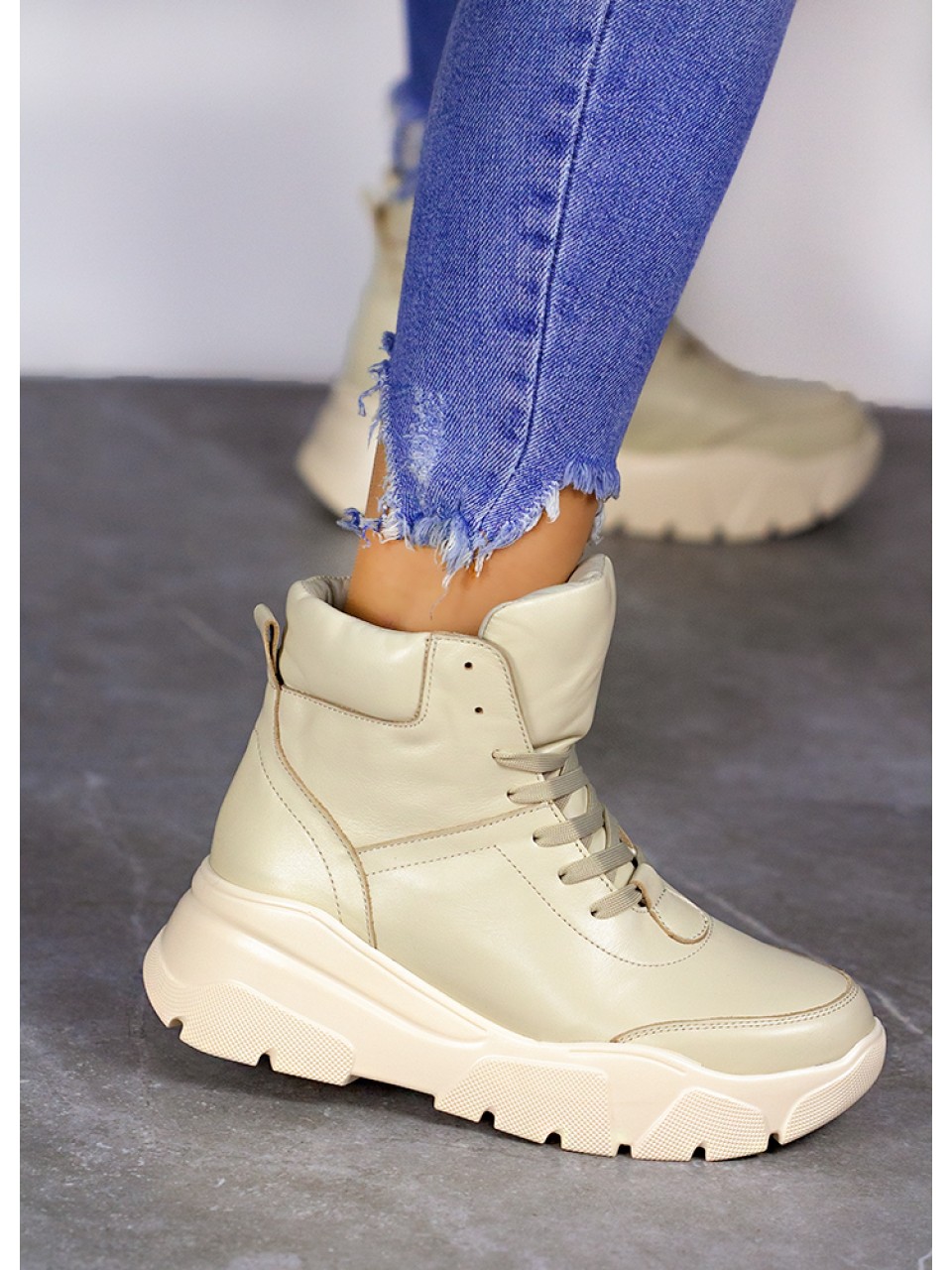 Женские кожаные спортивные ботинки (байка) бежевого цвета 35111