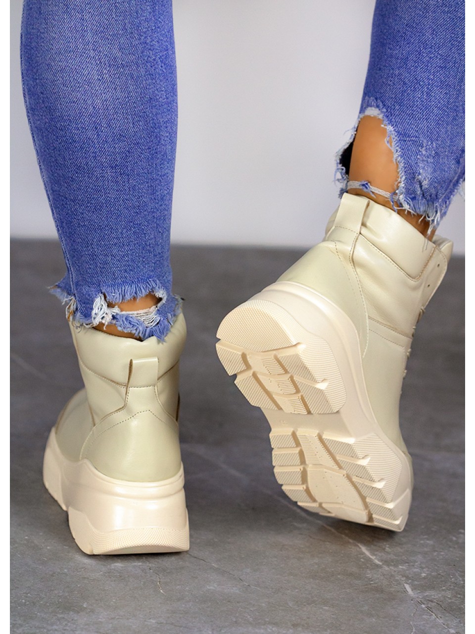 Женские кожаные спортивные ботинки (байка) бежевого цвета 35111