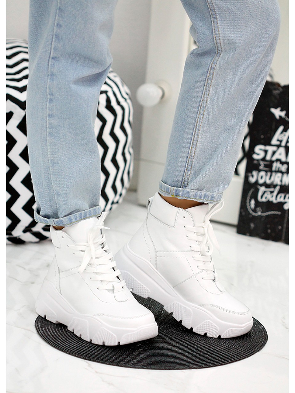 Жіночі шкіряні спортивні черевики (байка) білого кольору 35180