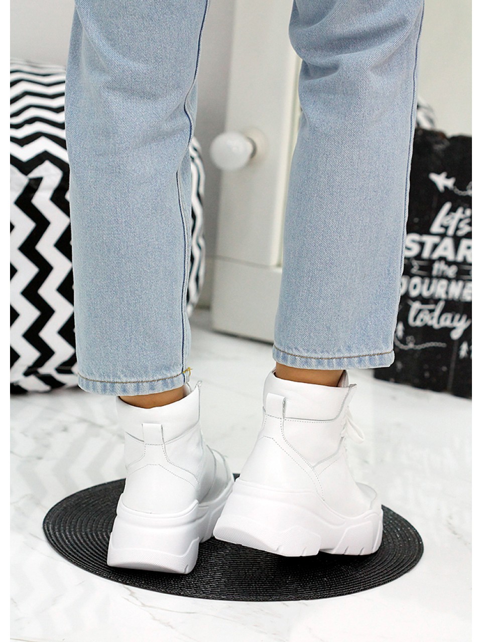 Жіночі шкіряні спортивні черевики (байка) білого кольору 35180