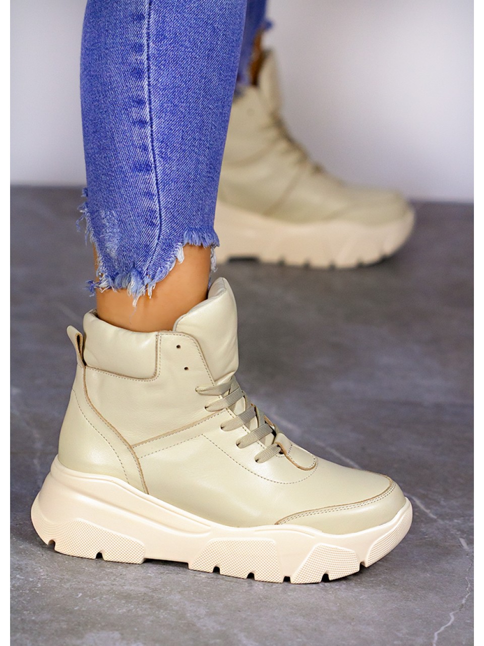 Жіночі шкіряні спортивні черевики (хутро) бежевого кольору 35110