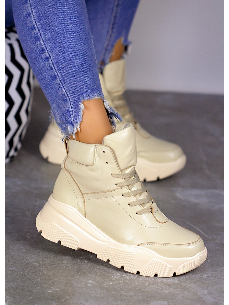 Жіночі шкіряні спортивні черевики (хутро) бежевого кольору 35110