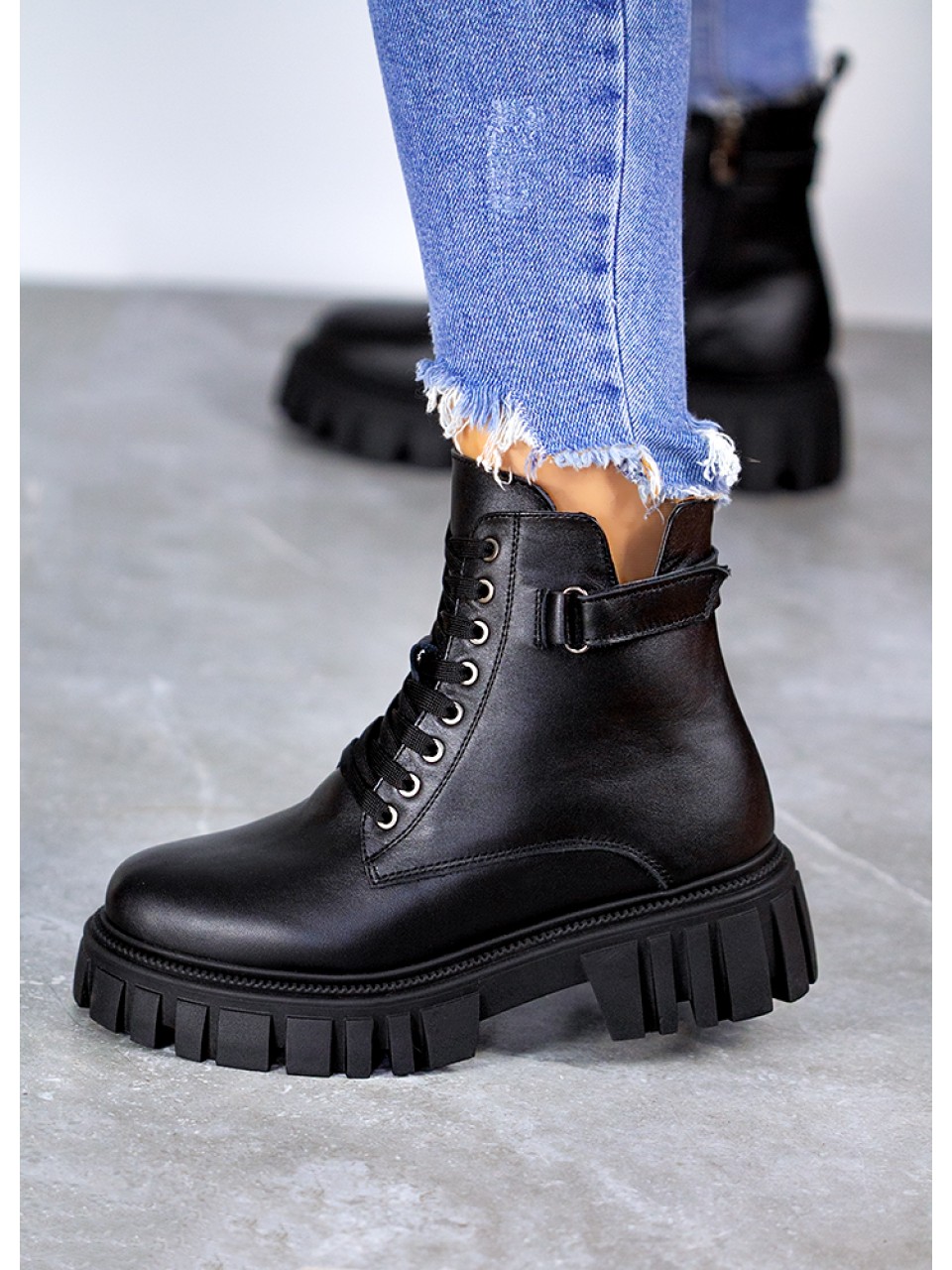 Женские кожаные тракторные ботинки (байка) черного цвета 35052