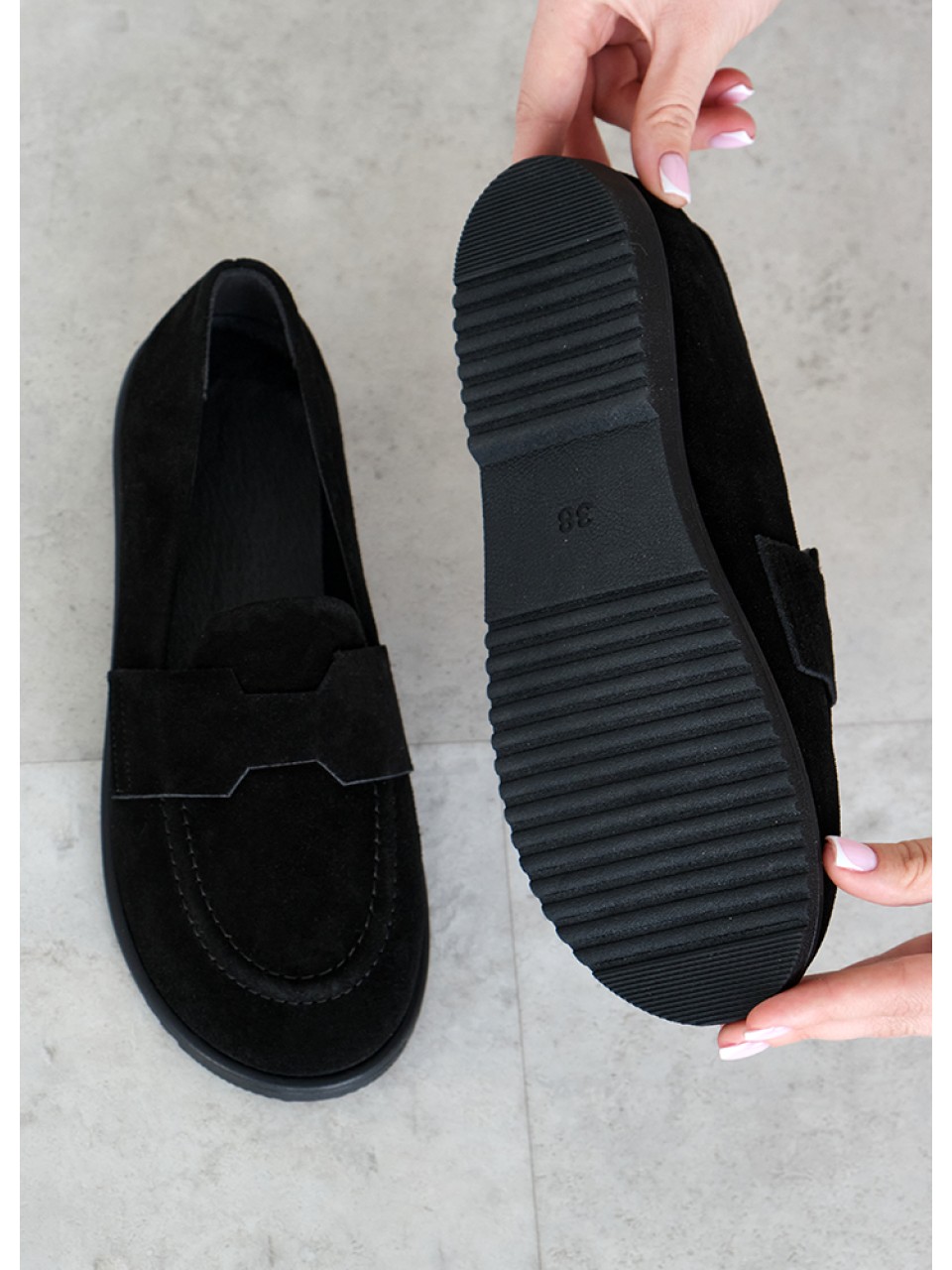 Жіночі туфлі з натуральної замші чорного кольору 35389