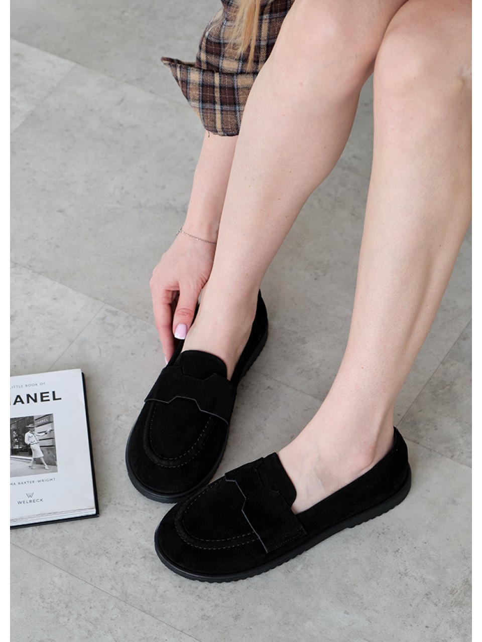 Жіночі туфлі з натуральної замші чорного кольору 35389