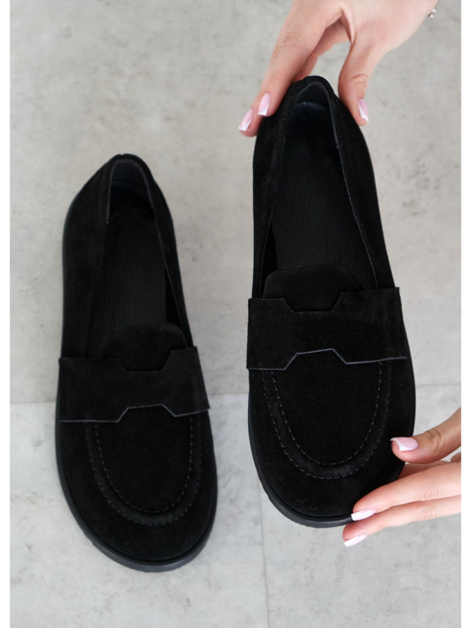 Жіночі туфлі з натуральної замші чорного кольору 35389