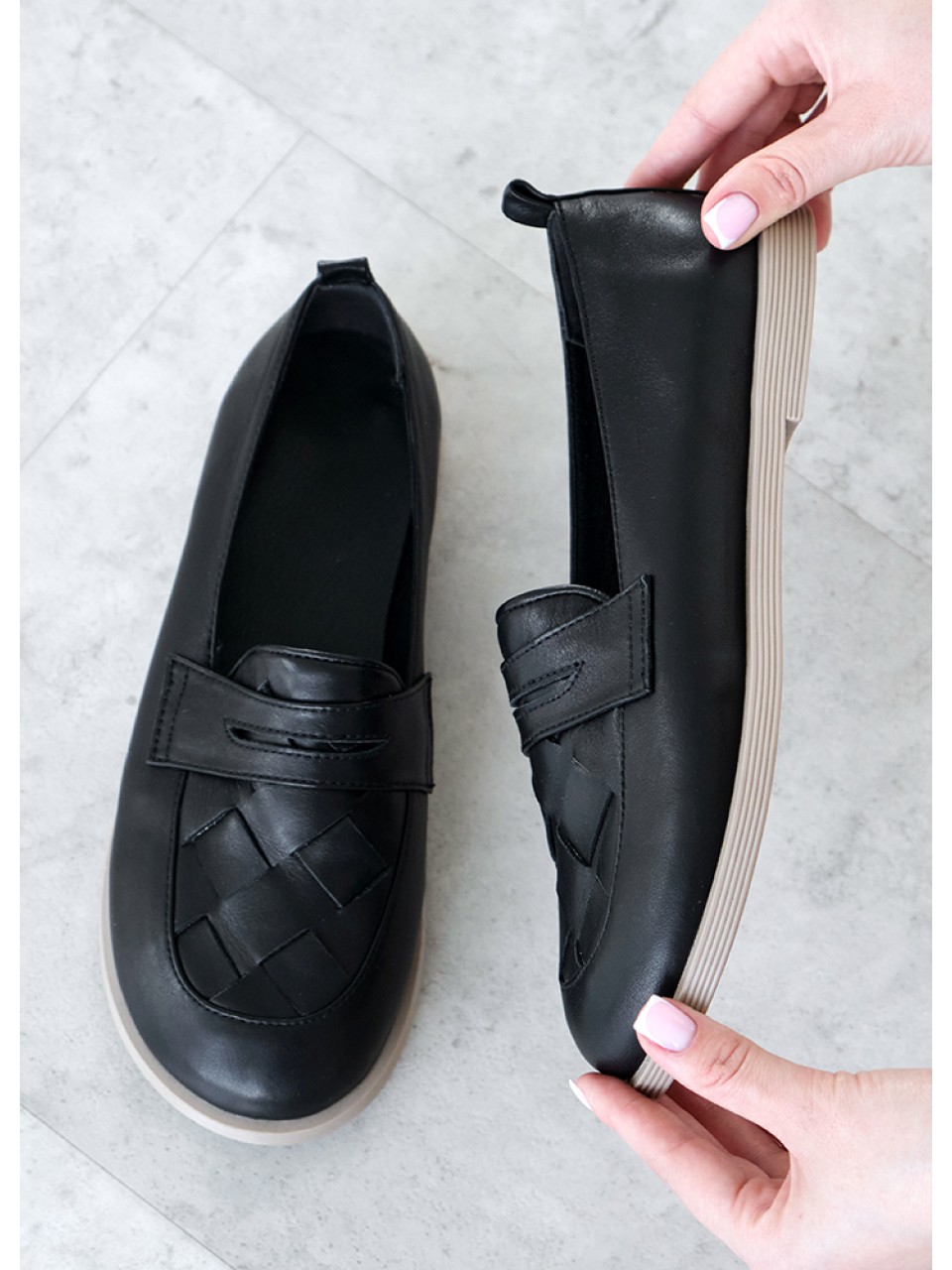 Жіночі шкіряні туфлі чорного кольору 35388