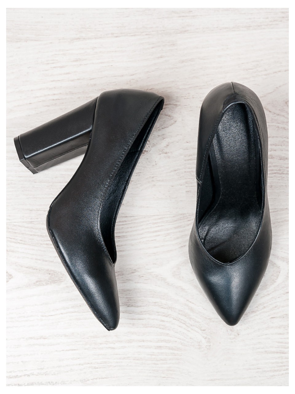 Базові жіночі туфлі з натуральної шкіри на підборах чорного кольору 35572