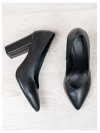 Базові жіночі туфлі з натуральної шкіри на підборах чорного кольору 35572