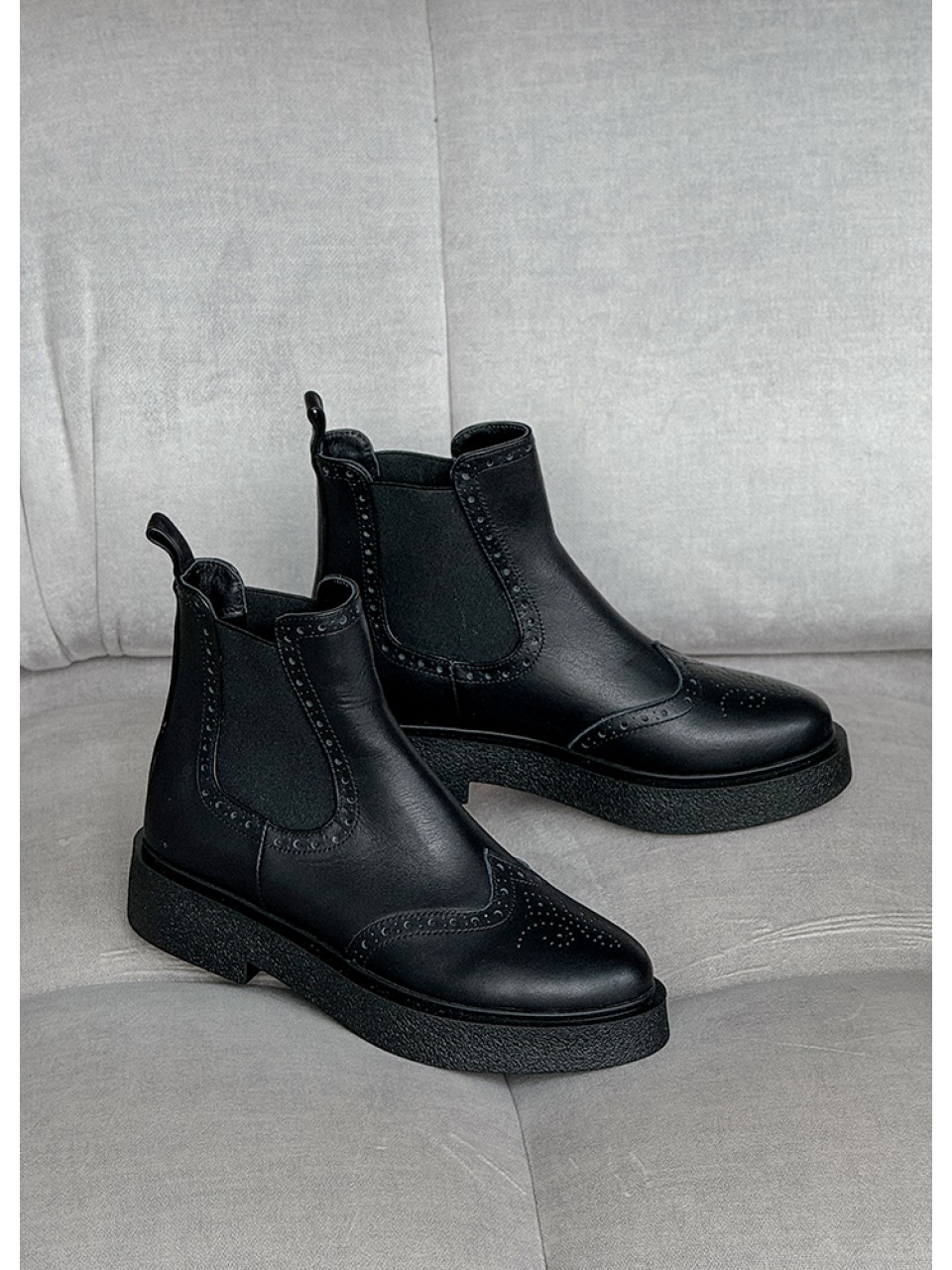 Жіночі шкіряні черевики (хутро) чорного кольору 34802