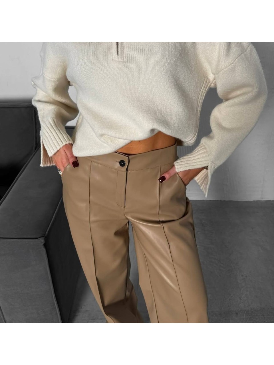Жіночі штани кльош з еко-шкіри на флiсi бежевого кольору 35799