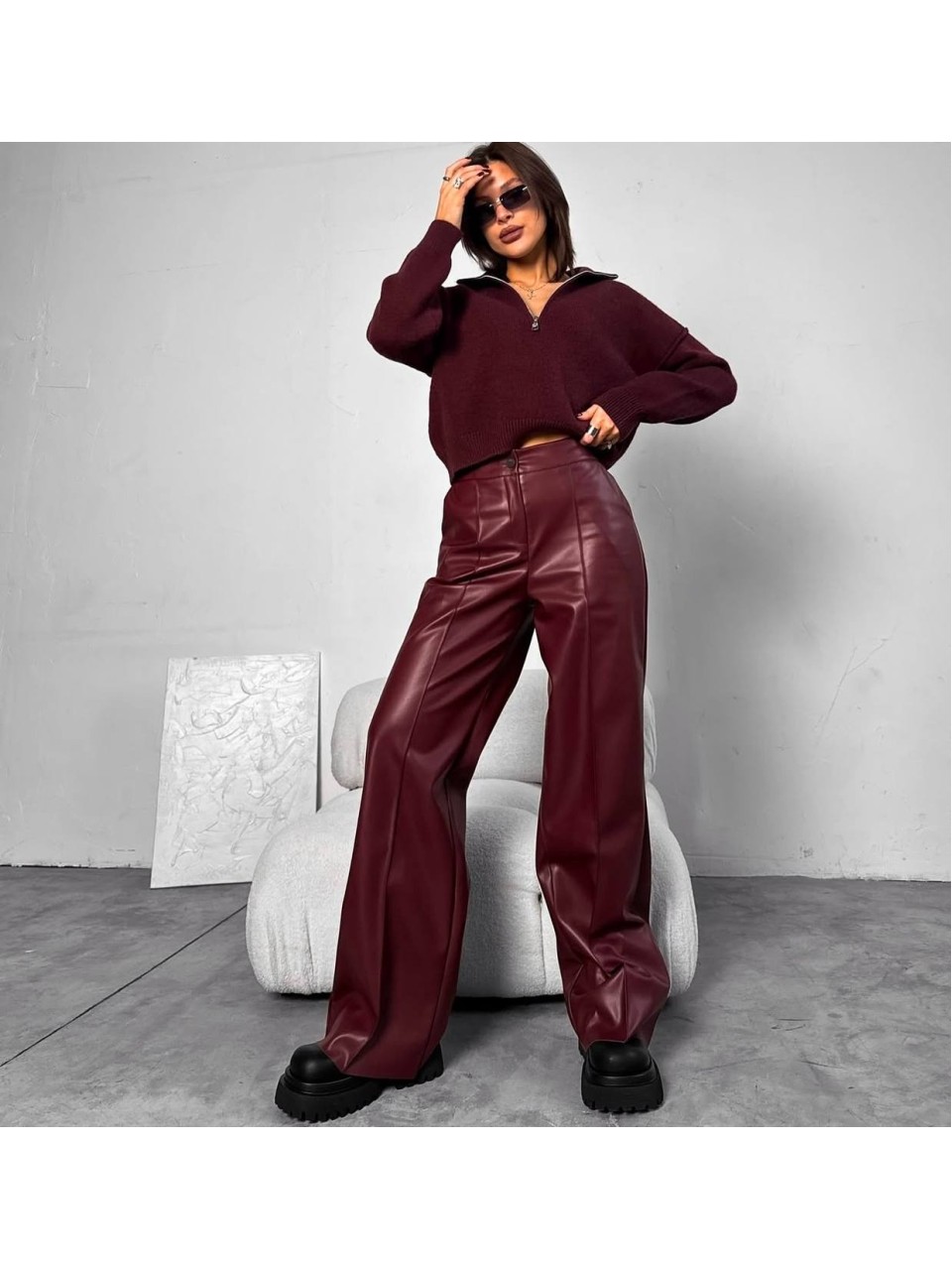 Женские штаны клеш из эко-кожи на флисе бордового цвета  35798