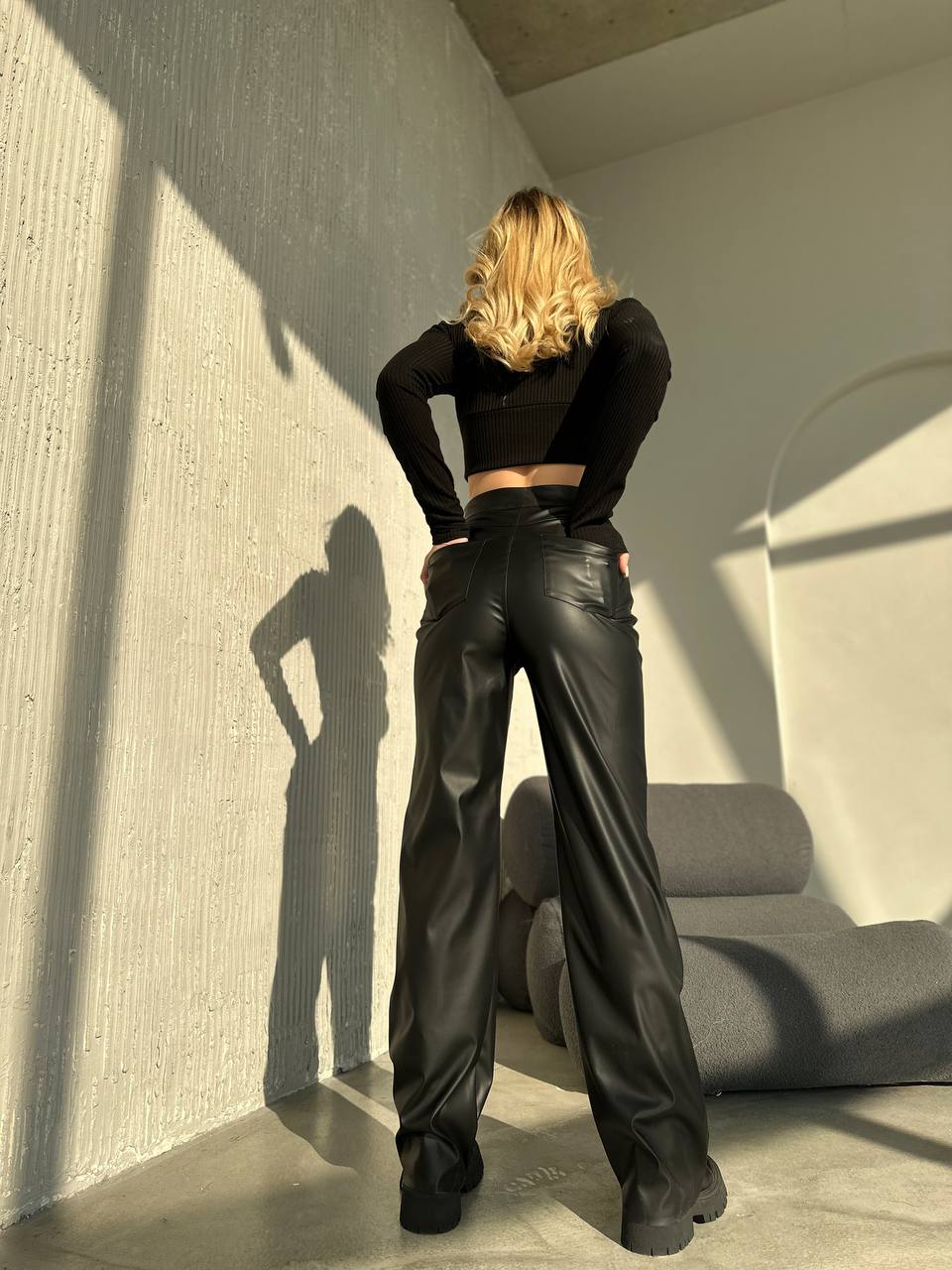 Жіночі штани з еко-шкіри чорного кольору 34204