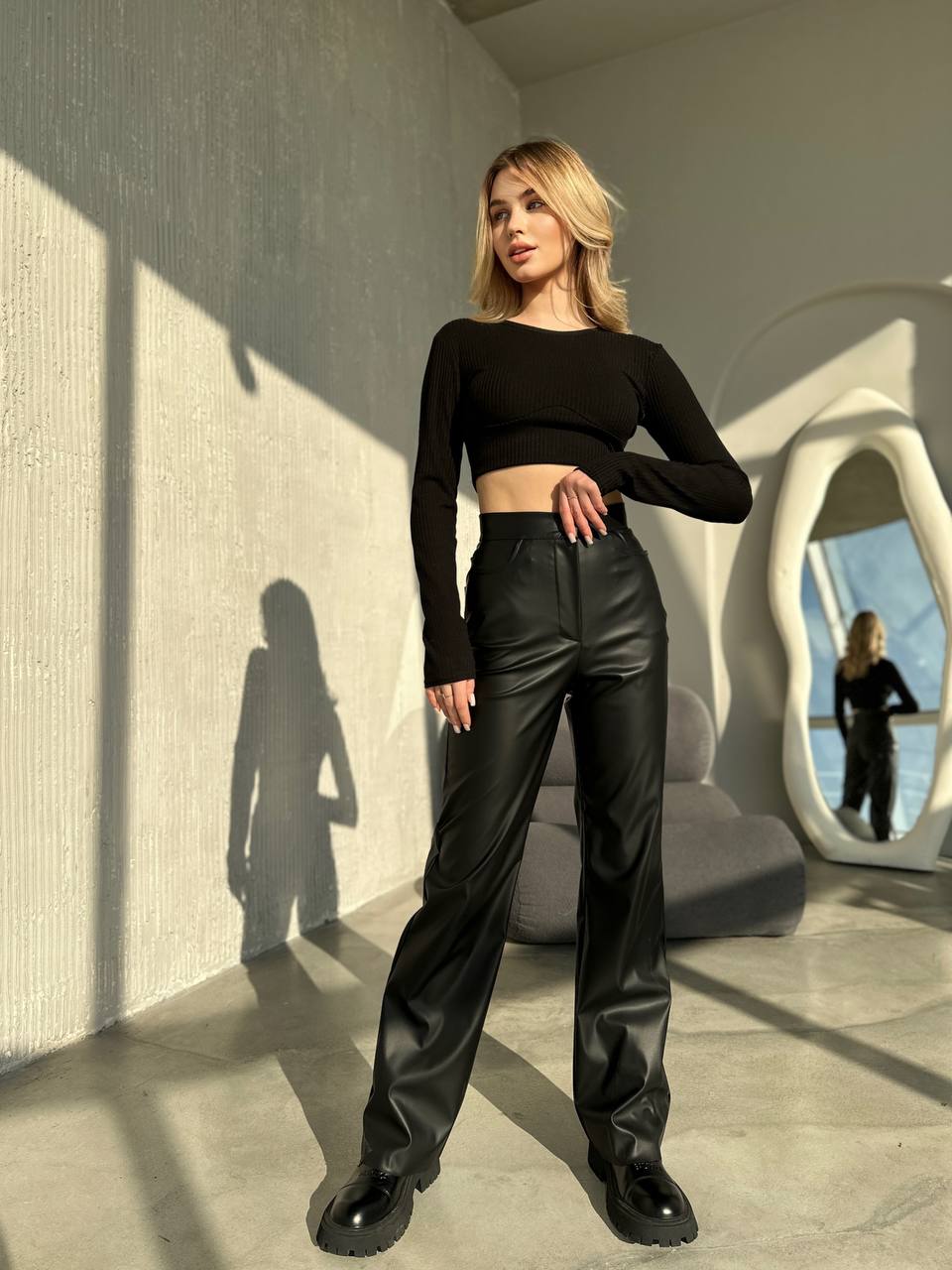 Жіночі штани з еко-шкіри чорного кольору 34204