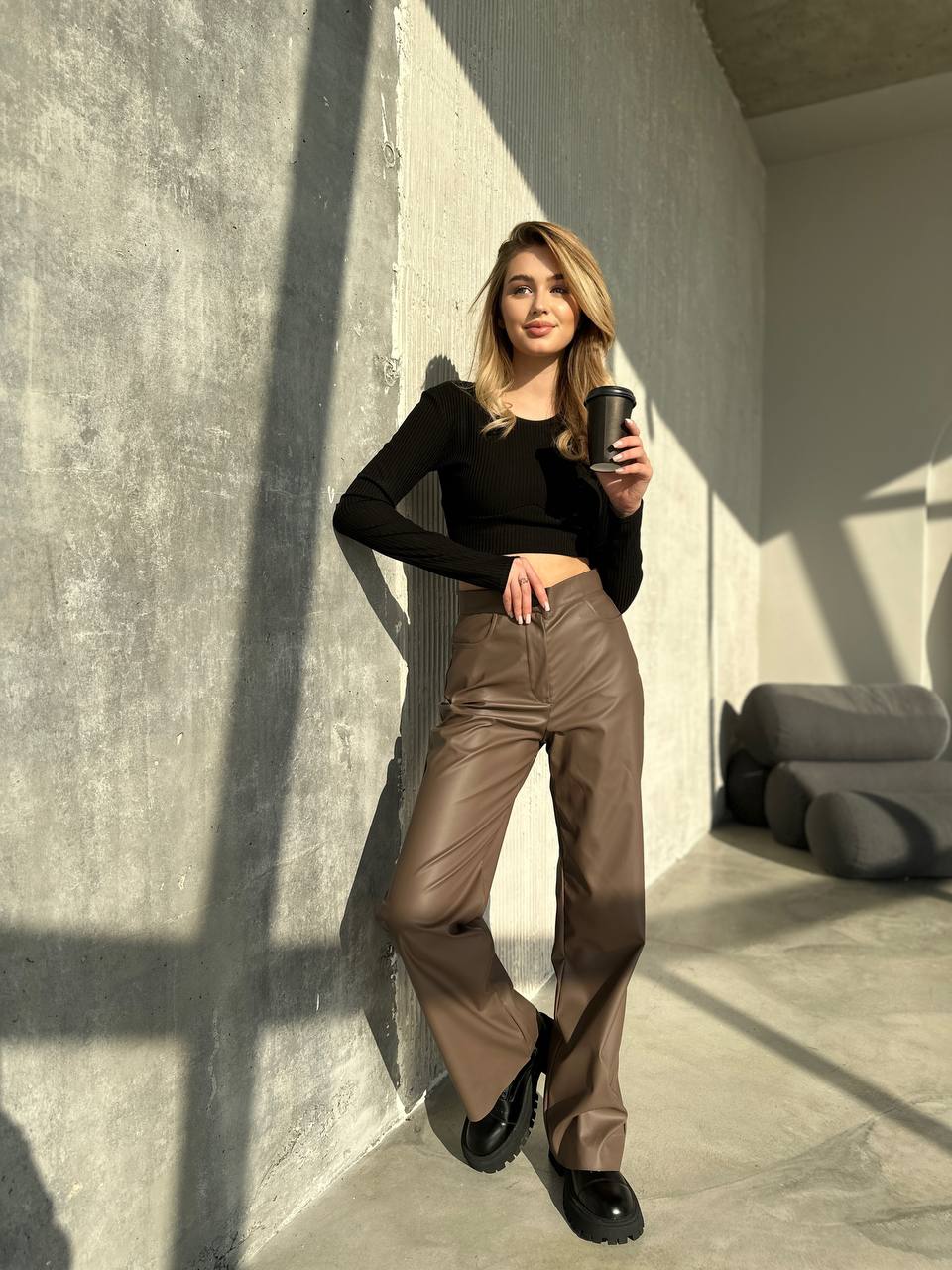 Жіночі штани з еко-шкіри коричневого кольору 34203