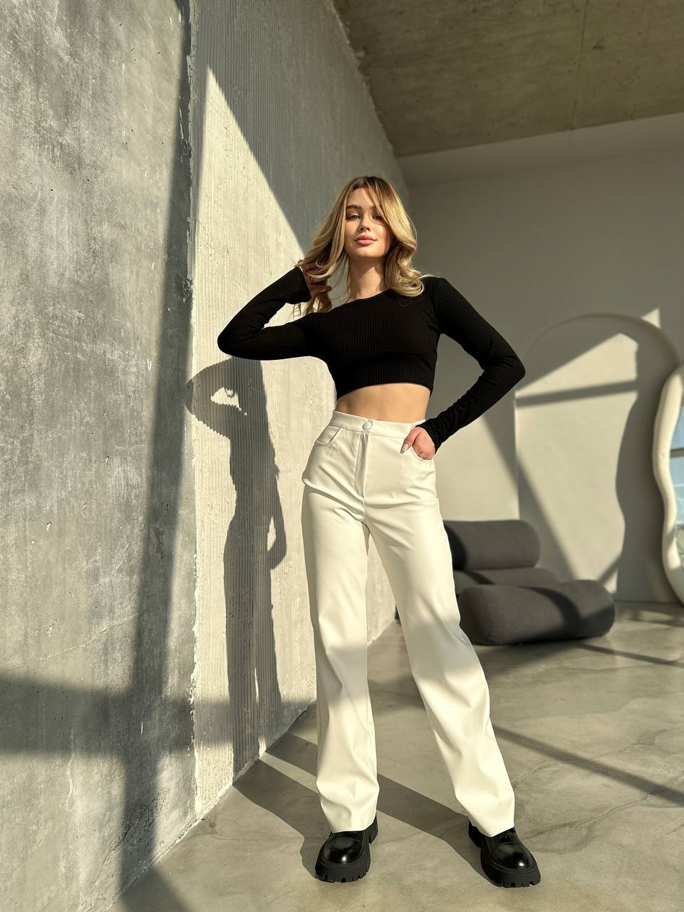 Жіночі штани з еко-шкіри молочного кольору 34205