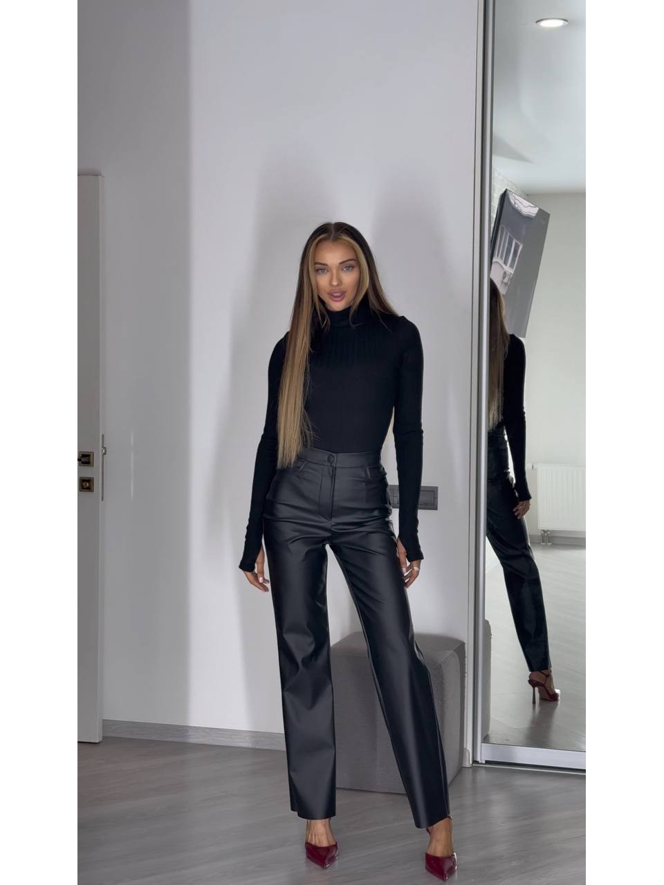 Жіночі штани з еко-шкіри на флiсе чорного кольору 35120