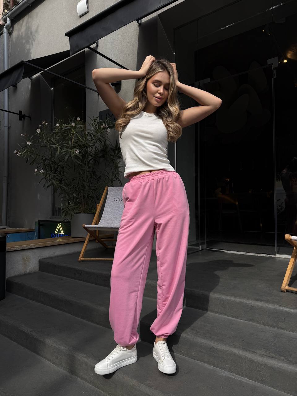 Жiночi спортивнi штани вiльного крою рожевого кольору 35130