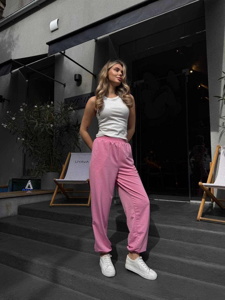 Жiночi спортивнi штани вiльного крою рожевого кольору 35130