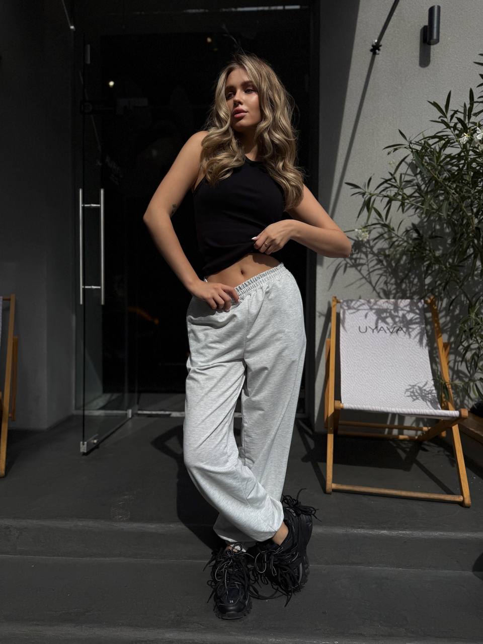 Жiночi спортивнi штани вiльного крою сiрого кольору 35129