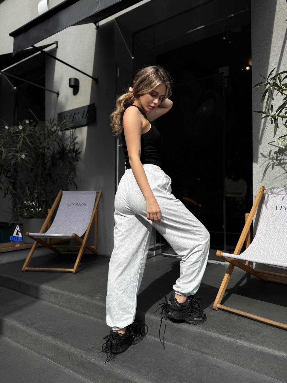 Жiночi спортивнi штани вiльного крою сiрого кольору 35129