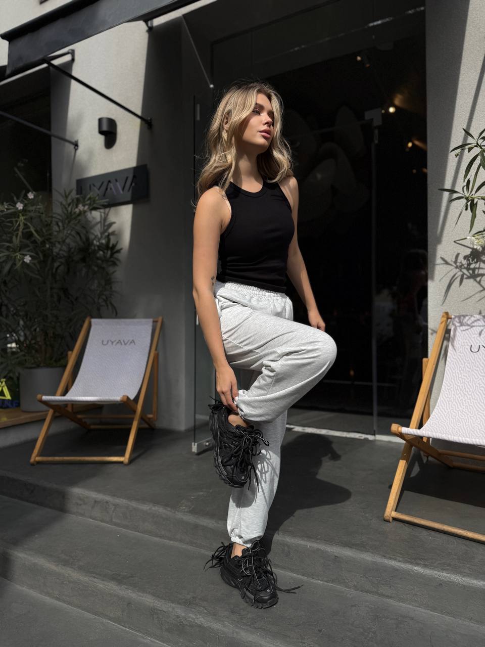 Жiночi спортивнi штани вiльного крою сiрого кольору 35129