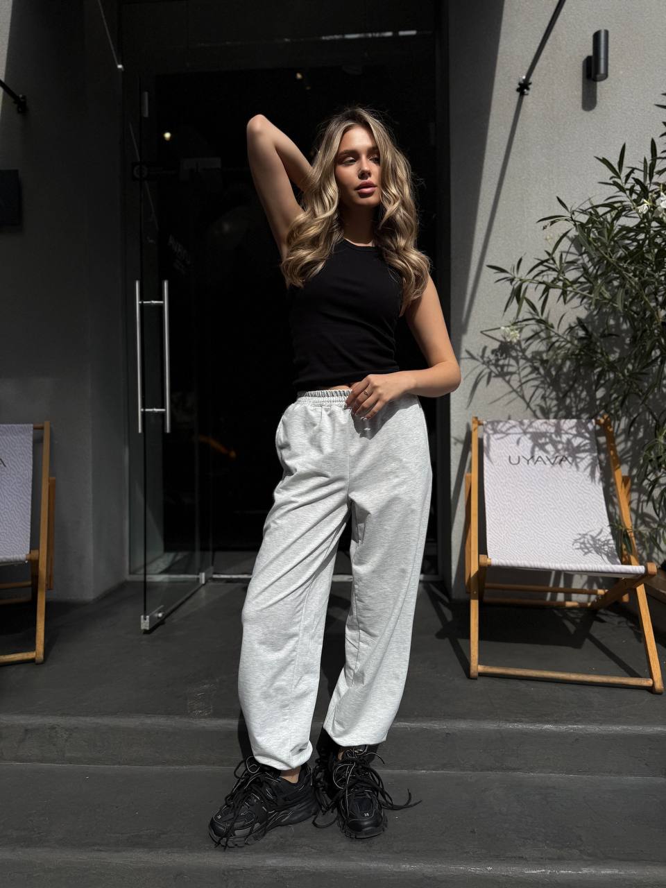 Жiночi спортивнi штани вiльного крою сiрого кольору 35129
