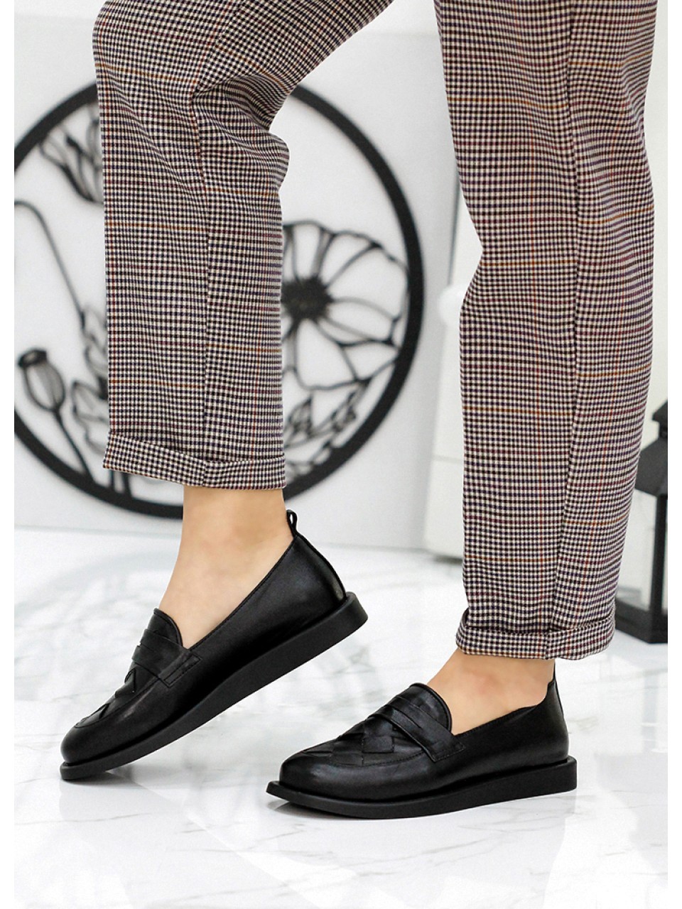 Жіночі туфлі лофери з натуральної шкіри чорного кольору 35563