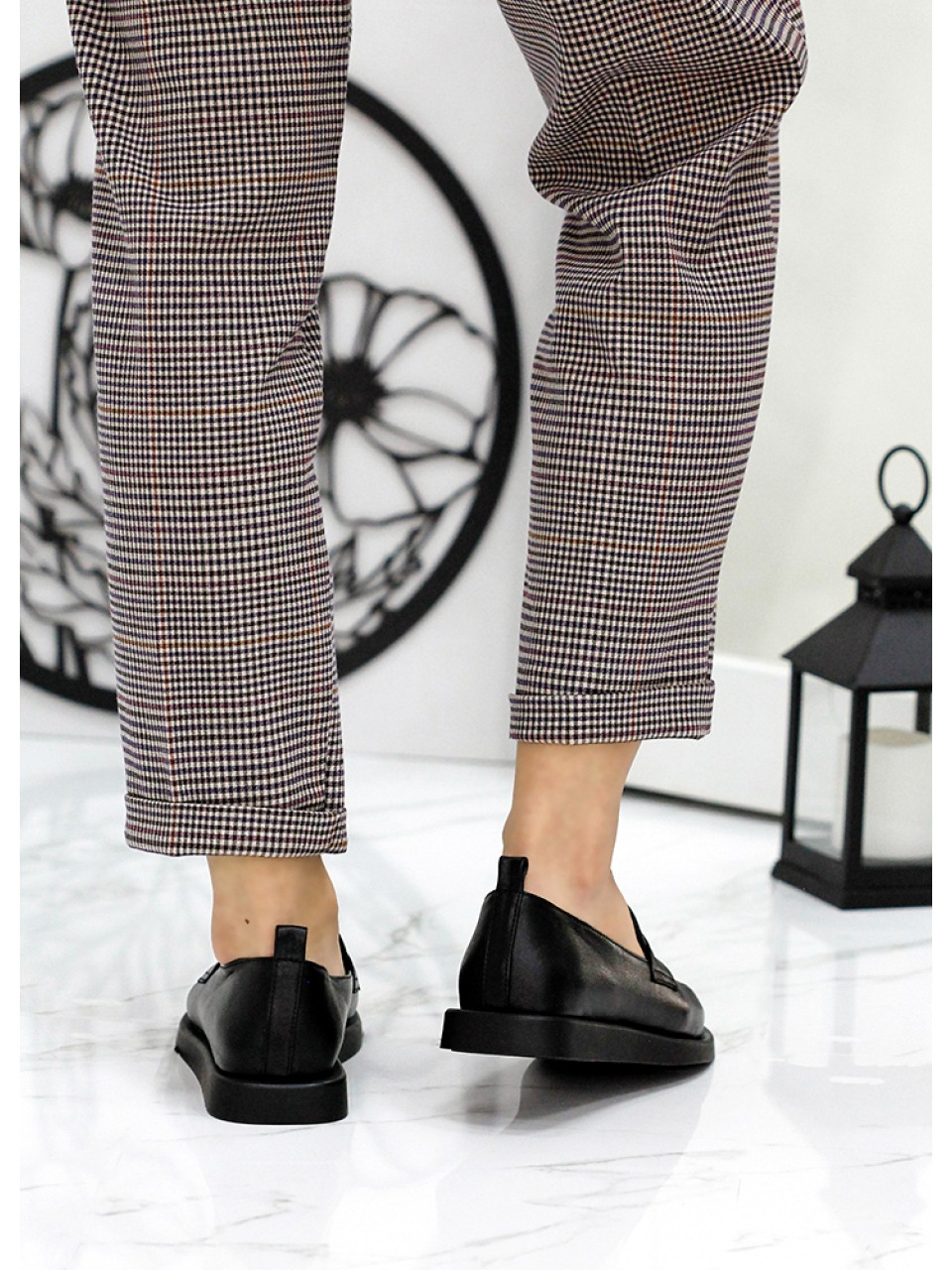 Жіночі туфлі лофери з натуральної шкіри чорного кольору 35563