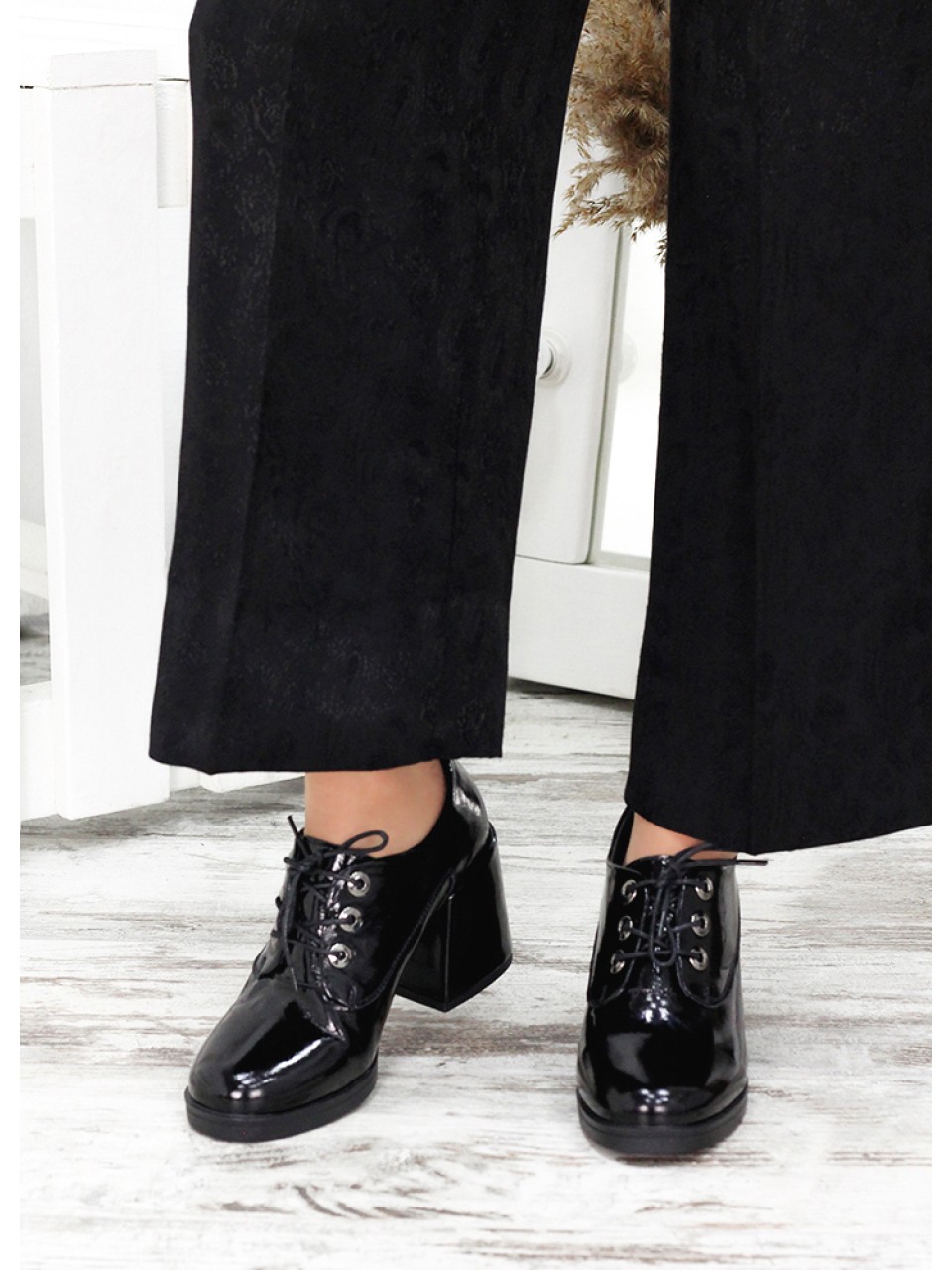 Жіночі туфлі з лак шкіри (байка) на підборах чорного кольору 35610