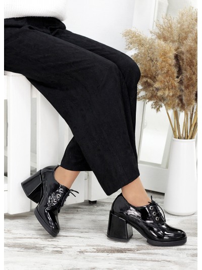 Жіночі туфлі з лак шкіри (байка) на підборах чорного кольору 35610