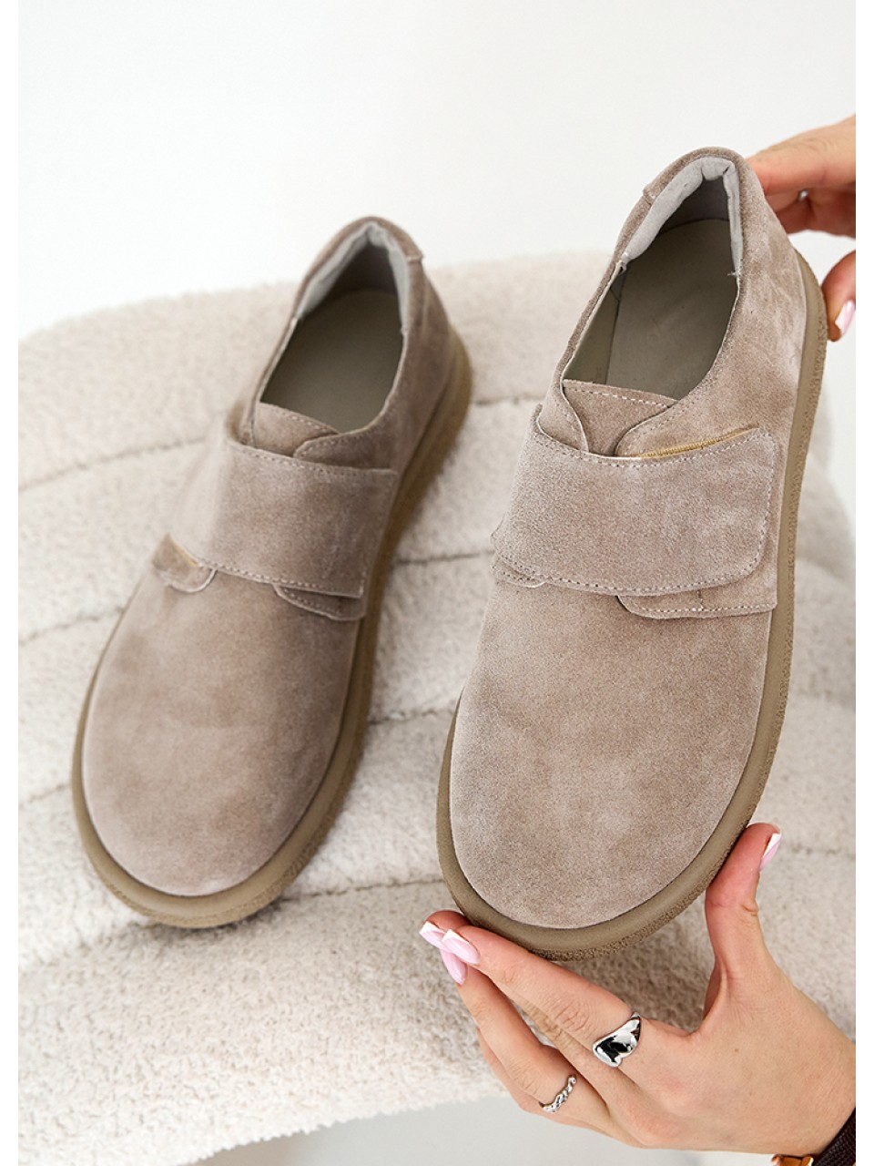 Жіночі туфлі з натуральної замші (байка) бежевого кольору 35393