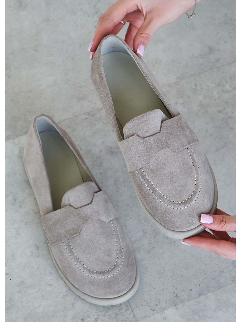 Жіночі туфлі з натуральної замші сірого кольору 35390