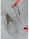 Жіночі туфлі з натуральної замші сірого кольору 35390
