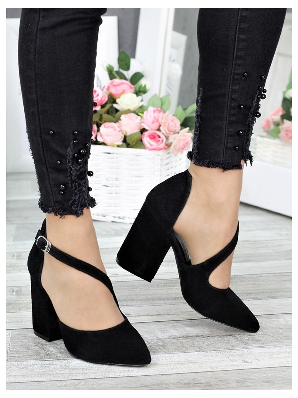 Жіночі туфлі з натуральної замші на каблуку чорного кольору 35613