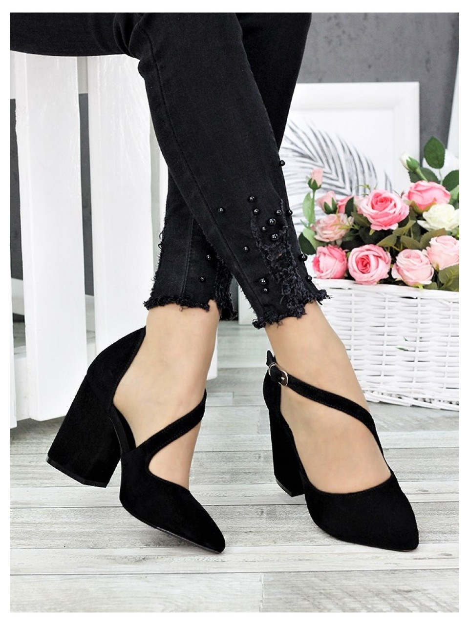 Жіночі туфлі з натуральної замші на каблуку чорного кольору 35613