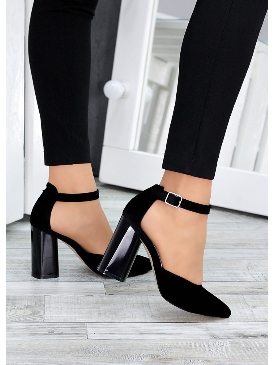 Замшеві жіночі туфлі на каблуку чорного кольору 35614
