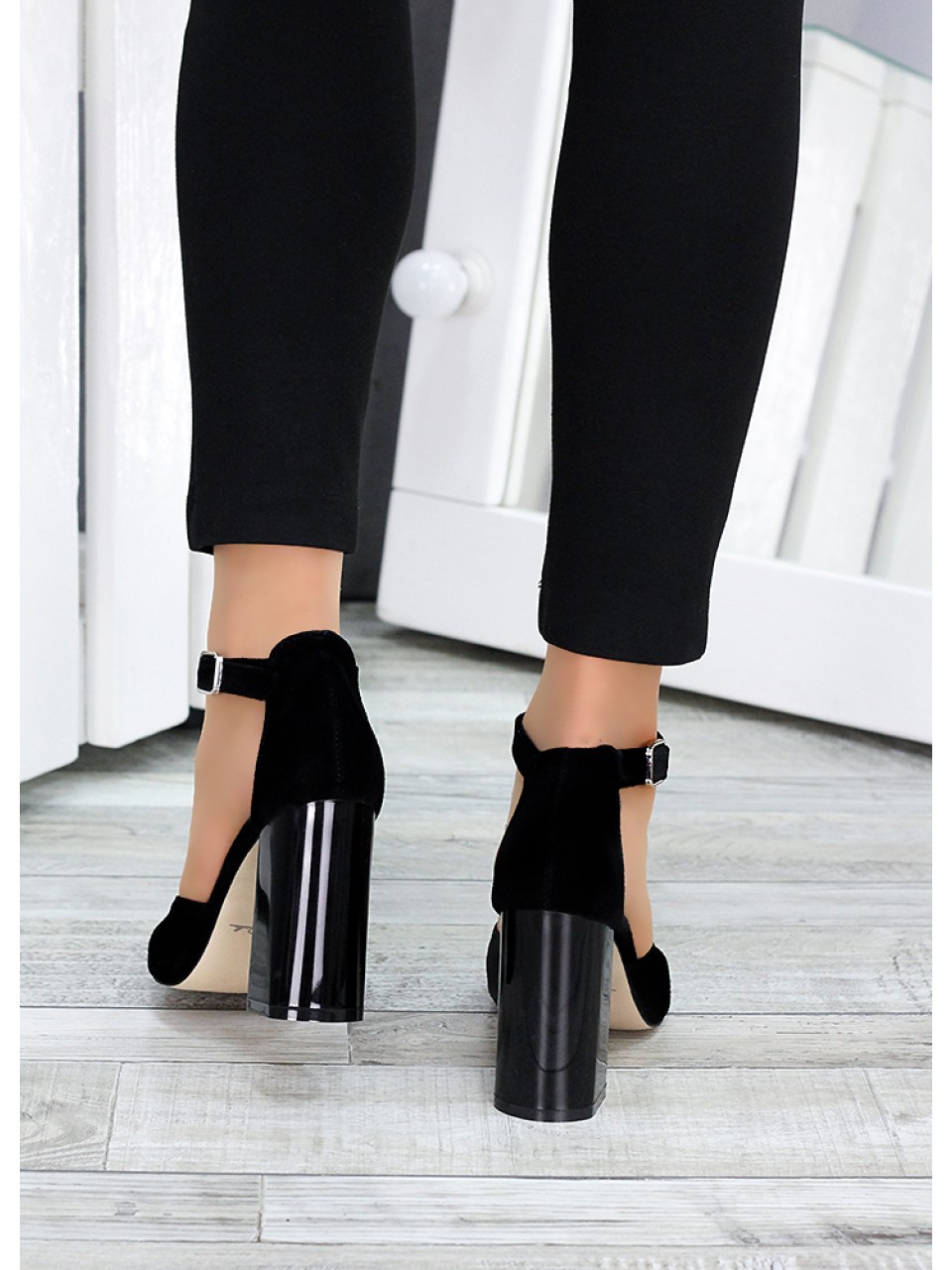 Замшеві жіночі туфлі на каблуку чорного кольору 35614