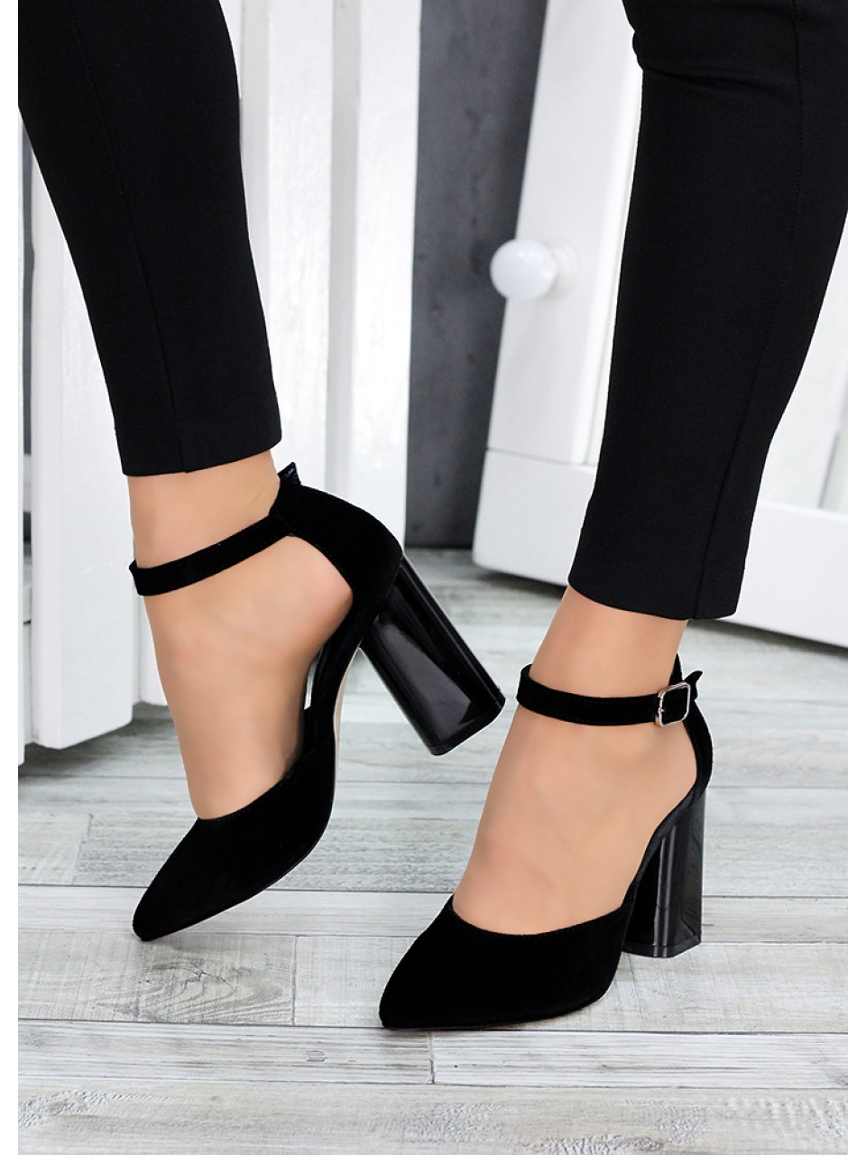 Замшеві жіночі туфлі на каблуку чорного кольору 35614