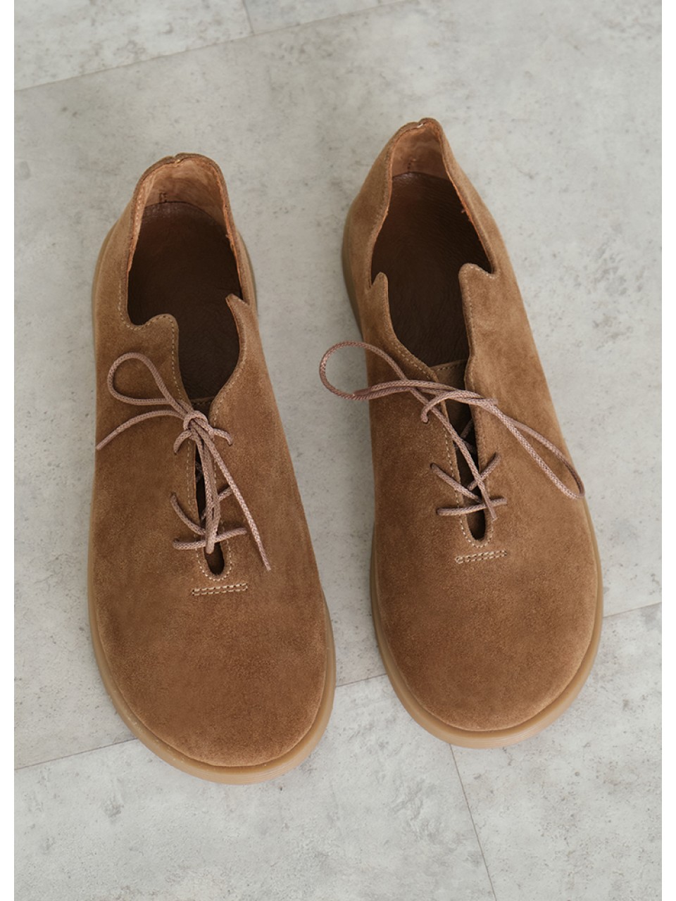Жіночі туфлі на шнурівці з натуральної замші коричневого кольору 35395