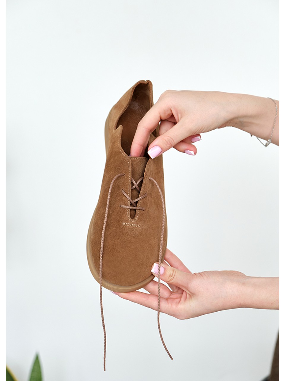 Жіночі туфлі на шнурівці з натуральної замші коричневого кольору 35395