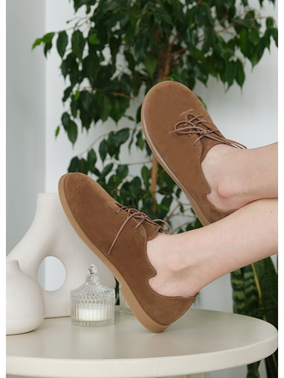 Жіночі туфлі на шнурівці з натуральної замші коричневого кольору 35395