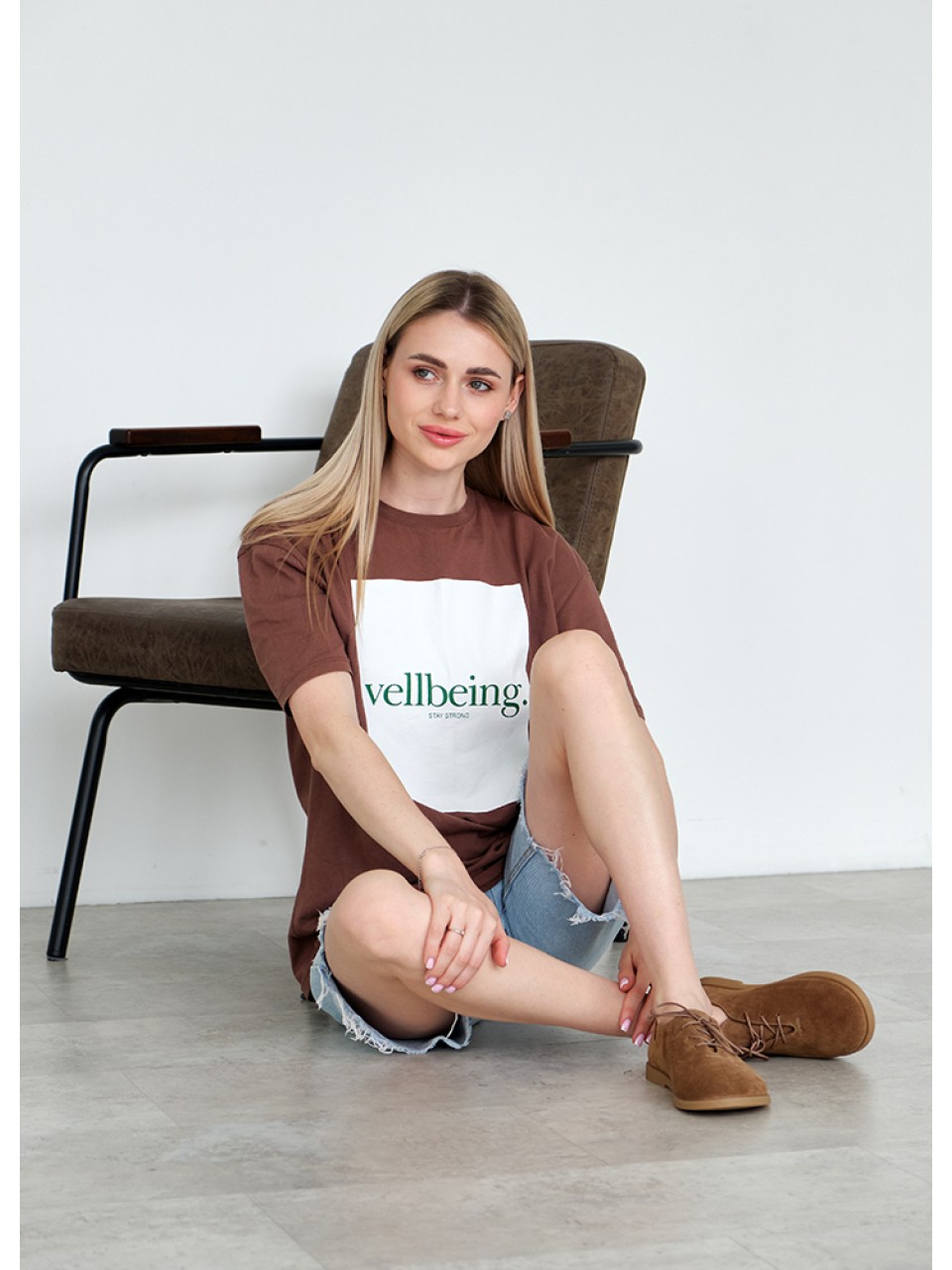 Жіночі туфлі на шнурівці з натуральної замші коричневого кольору 35395